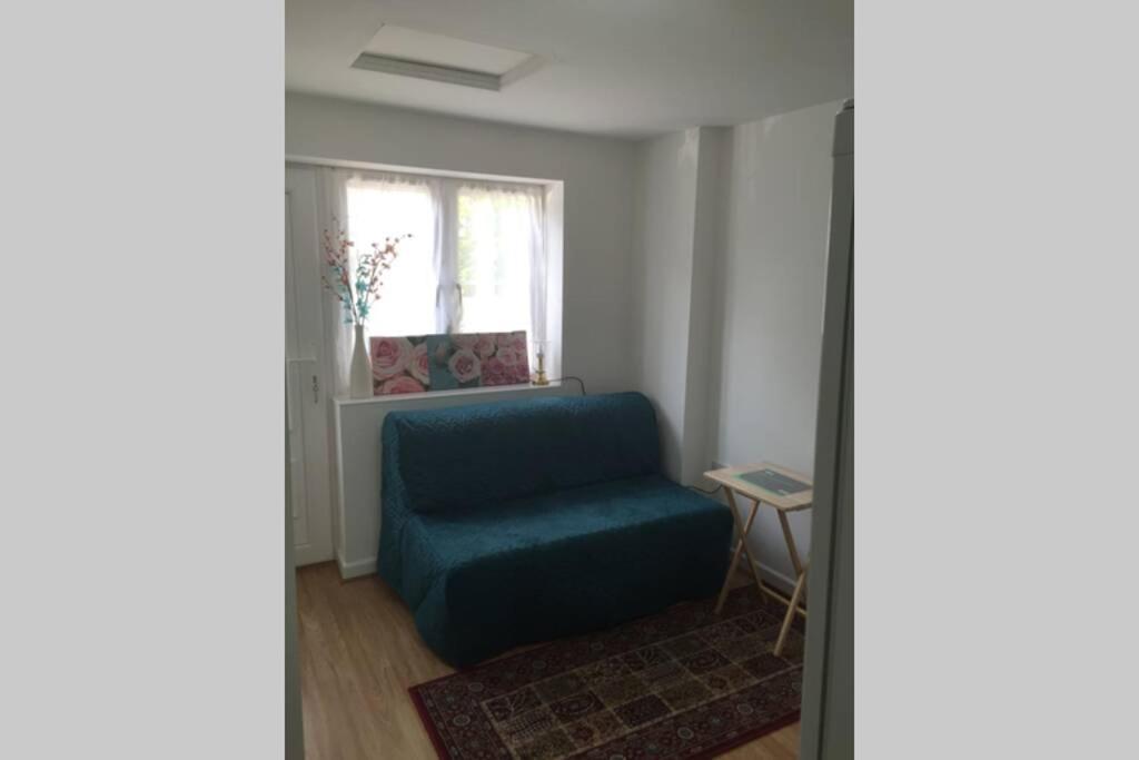 Private Studio Home Away From Home ... Sutton  Extérieur photo