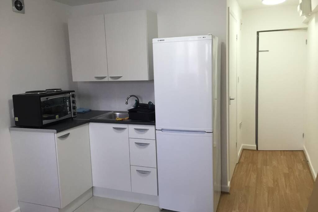 Private Studio Home Away From Home ... Sutton  Extérieur photo